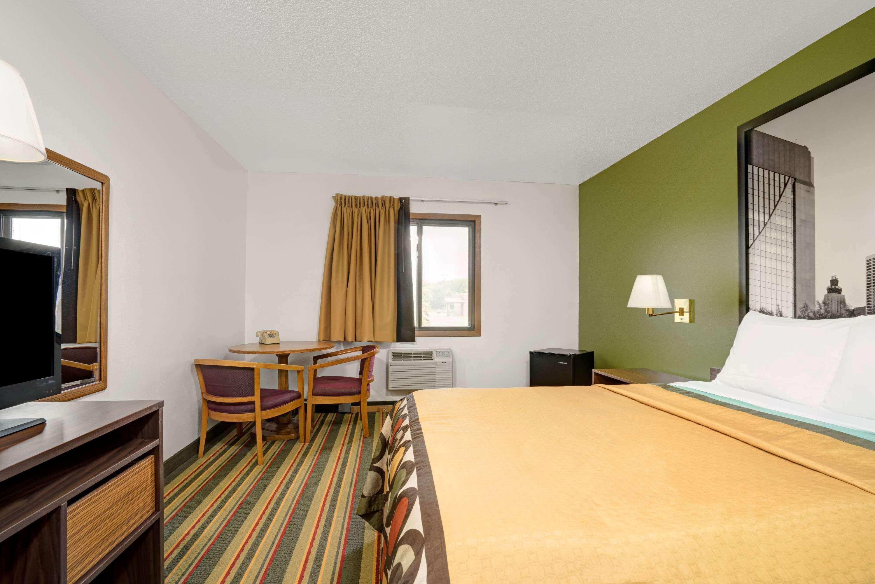 Super 8 By Wyndham Buffalo Exterior photo